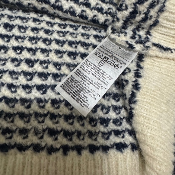 Women’s Old Navy Cozy Patterned Sweater Size M - Picture 5 of 8